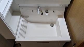 洗面ボウルは間口750ｍｍの広いボウルでセーターなども洗えます。