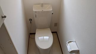2階のトイレも節水型100年汚れない便器をご採用。