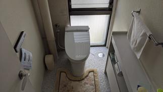 2階のトイレも100年汚れないタンクレストイレです。