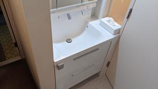 洗面台は節湯を考慮した最先端のエコ洗面化粧台です。即出湯システムが組み込まれていますので即時湯が出湯可能です。