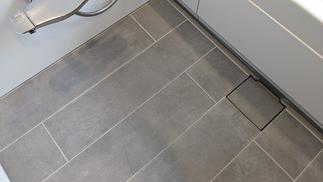 床は大型タイル