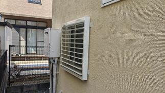 浴室窓に可動式ルーバー面格子を追加施工