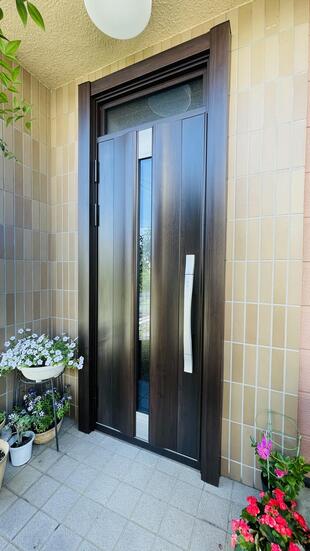 強い日差しにも負けない玄関ドア　リシェント