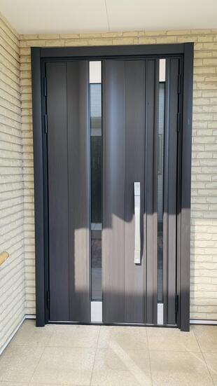 シャープなデザインが目を引く玄関ドア　リシェント