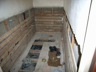 施工途中。配管更新の様子。