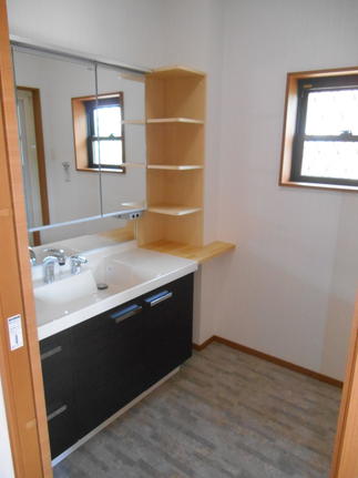 全収納ミラーや収納棚で煩雑な洗面空間もスッキリです！