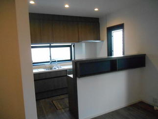 独立したキッチンが開放的なキッチンへ