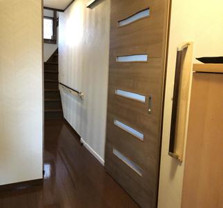 廊下に手すりを付けました