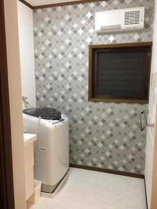 洗面室用暖房器を設置。一面にアクセント柄の壁紙を貼り、お洒落な空間へ。