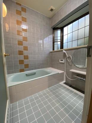 浴槽入替とタイル張替えで明るい浴室へ
