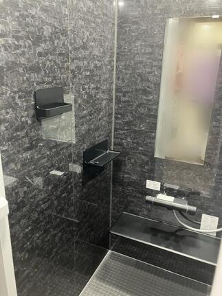 マグネット式の棚やタオル掛け