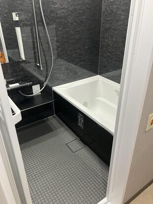 ブラックでまとめたマンション浴室リフォーム