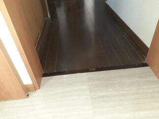 トイレ入口の段差解消と開口部拡張