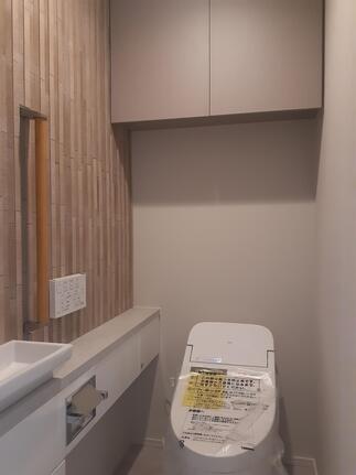 凛とした和モダンのトイレ室に