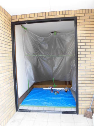 既存玄関ドア撤去