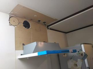 レンジフード施工中