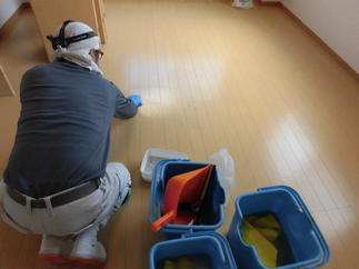 フローリングの保護層を剥離