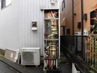 既存エコキュート正面パネル撤去