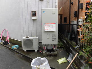 新設エコキュート設置工事中