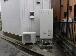 新設エコキュート配管等接続完了