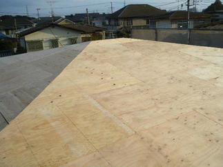 屋根下地ベニヤ張り