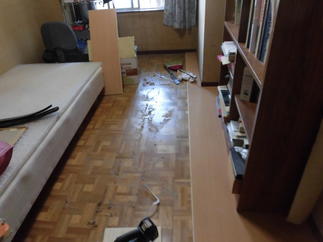 フローリング施工中