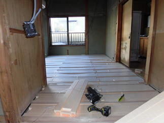 床断熱材敷込み