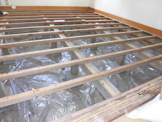 防湿シートの敷き込み