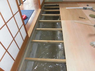 防湿シートの敷き込み