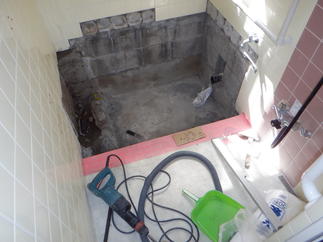 既存浴槽の撤去