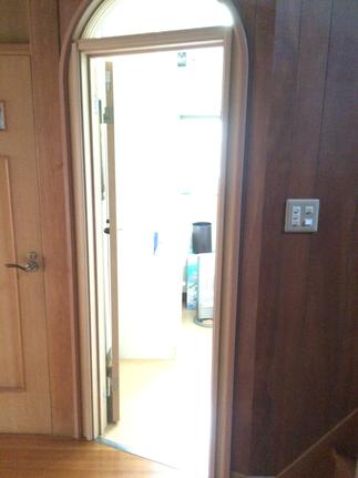 洗面脱衣室入口のアーチ開口部にドアを設ける