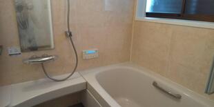 八千代市 Ｙ様邸　窓のある浴室はルーバーで明るさもプライバシーも確保《LIXIL スパージュ》