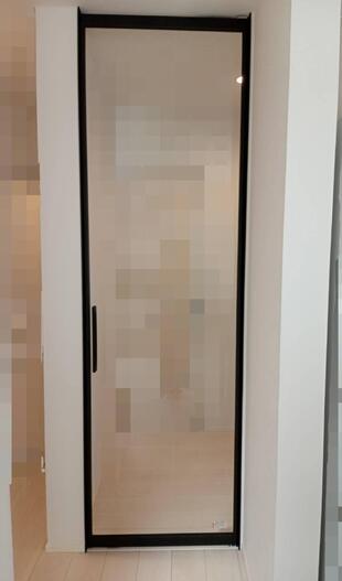 八千代市 Ｓ様邸　ガラスのハイドアならではの解放感でスタイリッシュな空間に《LIXIL ラフィス》