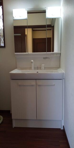 船橋市 Ｔ様邸　コンパクトでシンプルかつ実用的な洗面台《LIXIL オフト》