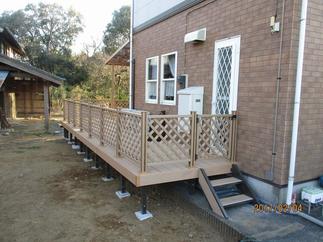 勝手口にもウッドデッキを設置しました