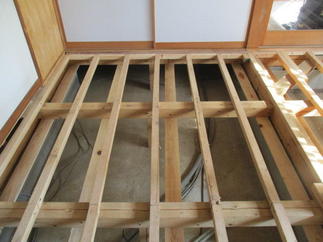 断熱材を敷くための下地工事後（その後断熱材敷きこみ）