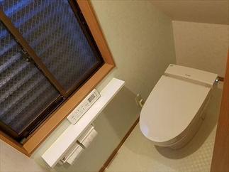 階段下にトイレを新設しました。