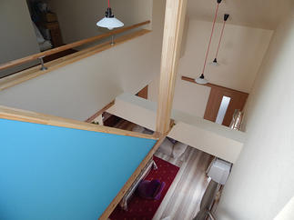 2階吹抜よりリビングを見下す