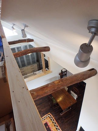 ロフトからリビングを見下ろした様子