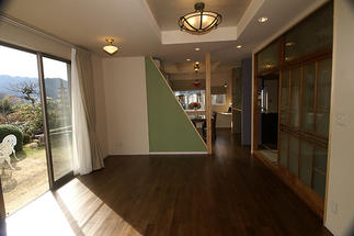 四季折々の庭が楽しめるリビング