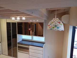 個性的な照明が目を引くダイニング