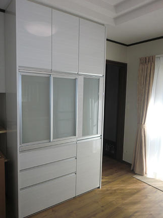 キッチンと同材の食器棚