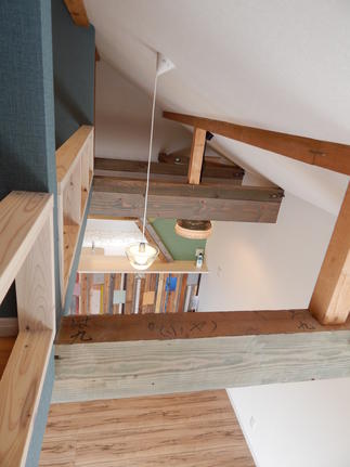 ロフトからリビングを見下ろす