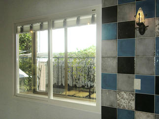 窓とタイル
