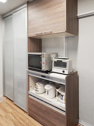 キッチン背面の食器棚