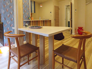 構造補強に取り付けられた造作テーブル