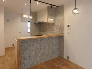 タイルと吊りランプ