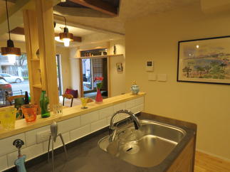 キッチンよりリビングを見る