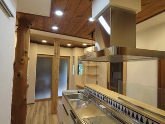 ２階上がる階段から見たダイニングキッチン