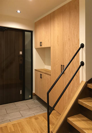 廊下から見た玄関・階段